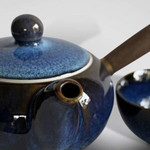 Set in porcellana blu con manico in legno
